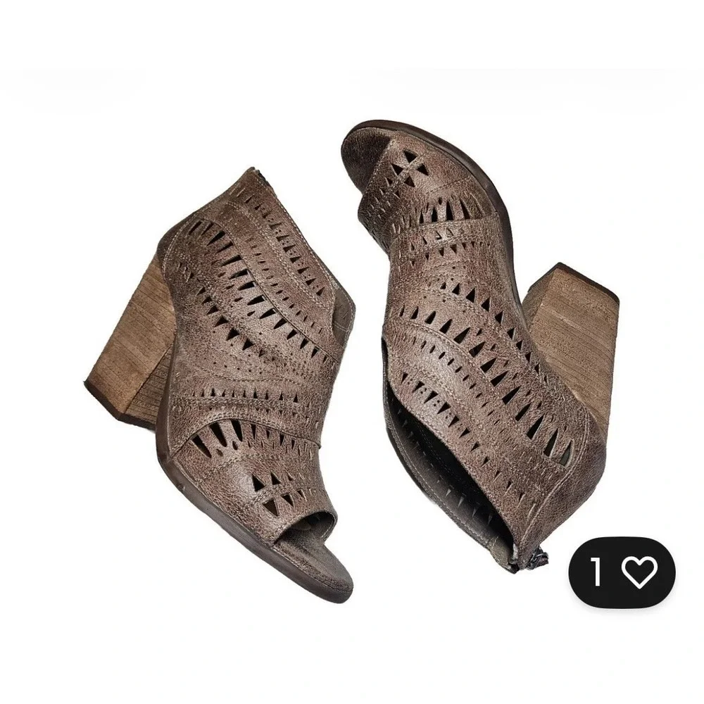 Not Rated Groove Thang Booties Women's 6 Taupe Brown Laser Cut Ankle Chunky Heel
